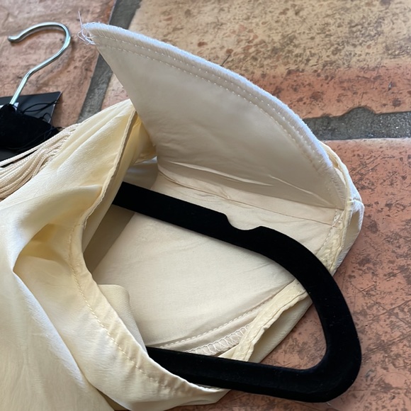 NANETTE LEPORE 100% Silk Cream Sleeveless Blouse with Beautiful Front Details - Picture 12 of 13